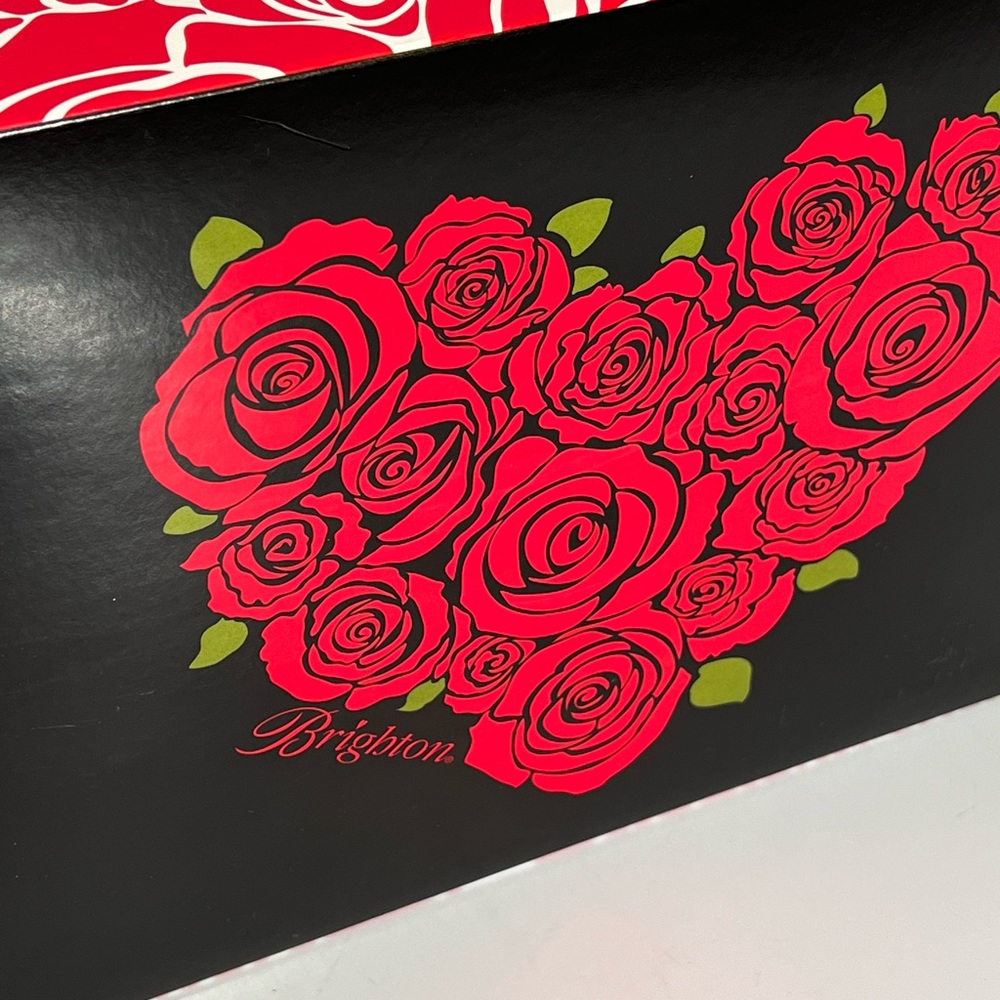 Brighton Gift Box Heart shaped Roses are Red - Picture 3 of 9